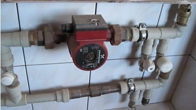 Вариант врезки насоса в трубопровод системы отопления 